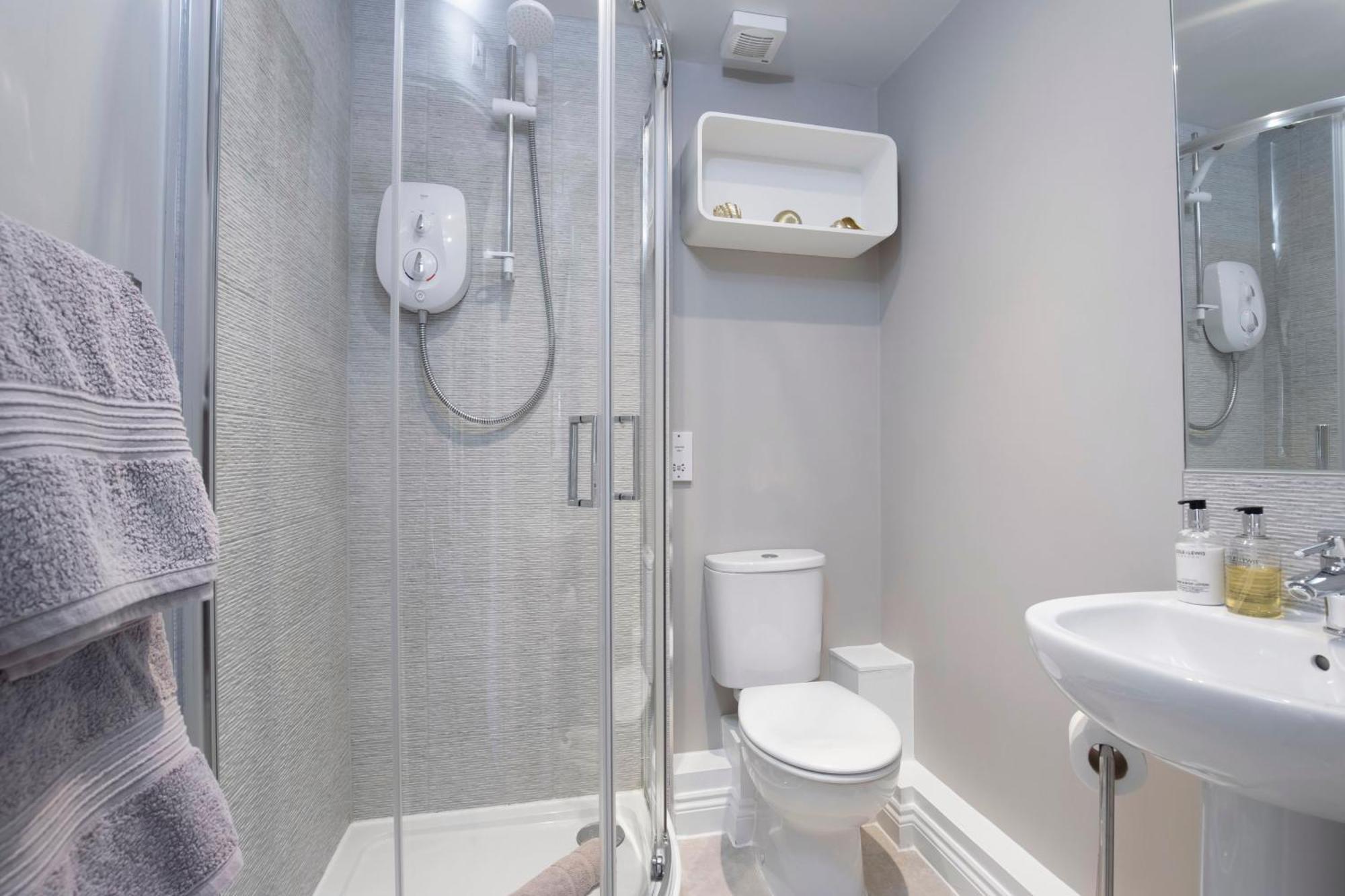 Elliot Oliver - Modern 2 Bedroom Town Centre Apartment Челтнъм Екстериор снимка